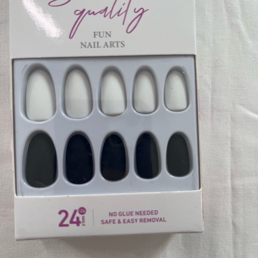 Vamony Black and White Nail Art Set